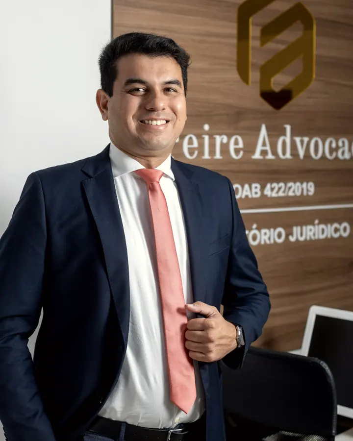 Linconl Freire sorrindo no escritório