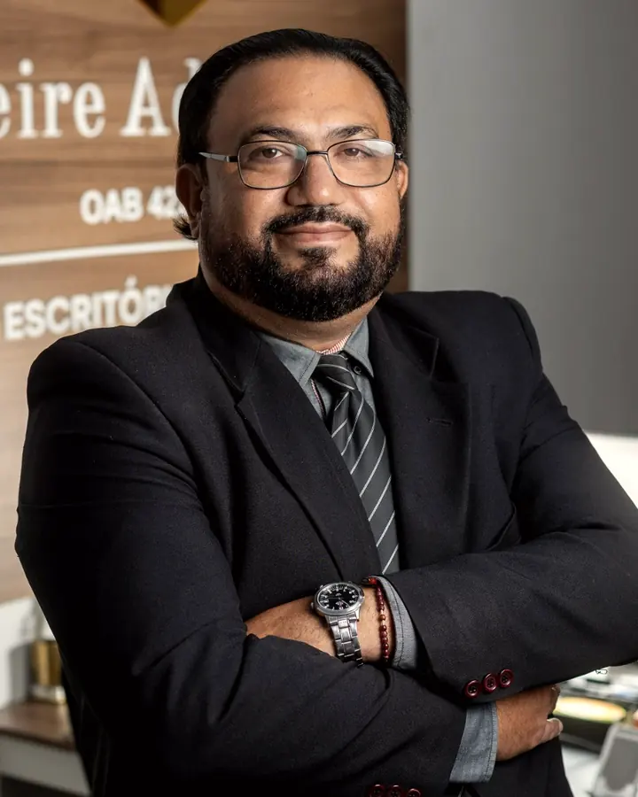 Glaucio H. Alencar, de braços cruzados, no escritório